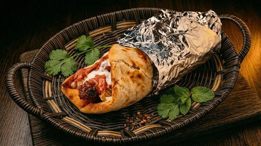 Nan kebab servert i kurv, nystekt